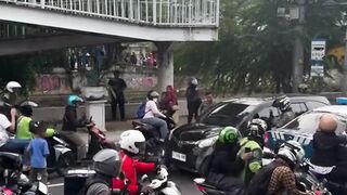 Sebuah mobil Calya berpelat D diduga terlibat aksi kejar-kejaran dengan mobil polisi