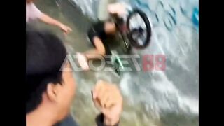 POV banjir di Indo pasti ada aja episodenya.