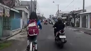 apa kabarmu yang pernah sekolah naik sepeda ontel