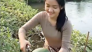 Menikmati manisnya semangka dengan pemandangan kebun yang menenangkan ???????? #pedesaan #sudutalam