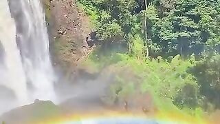Air terjun dengan pelangi