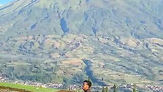 Pagi hari melihat indahnya gunung sindoro