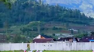 Olahraga pagi dengan view gunung sindoro di lapangan Kejajar wonsohob