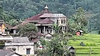 The expanse of rice fields and simple houses ????????