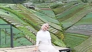 Menikmati pemandangan di lereng gunung sumbing