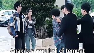 Ditabrak Idola Kampus, Aku Jadi Rebutan Episode 10
