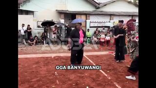 Sabung ayam versi cosplay gini gimana konsepnya.