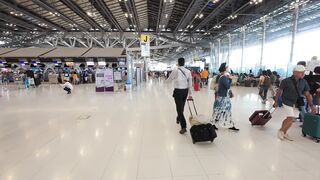 travelite - busy bangkok airport with travelers walking | Trending HD Video