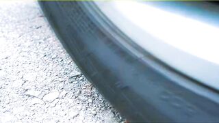 Esmagando Coisas Crocantes e Macias pelo Carro! EXPERIMENT CAR vs Espuma Floral e Chupa Chups Pirulitos