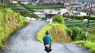 Serasa dingin banget ketika kabut mulai turun,,tapi aktivitas harus tetap terus berjalan