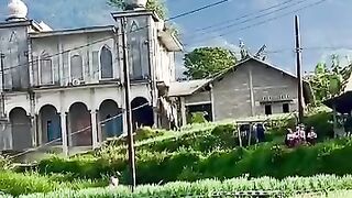 Betapa indahnya melihat anak-anak yang begitu bersemangat berangkat ke sekolah