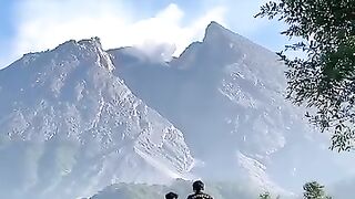 Menawarkan pemandangan Gunung Merapi yang sangat dekat, gagah, dan mendetail.