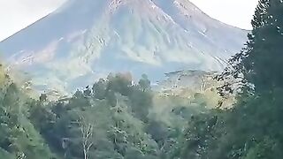Jembatan Plunyon Kalikuning memiliki panorama berlatar belakang Gunung Merapi yang tampak paling jelas pada pagi hari