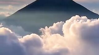 Matahari terbenam di antara lautan awan yang indah Gunung Sumbing via Gajah Mungkur, Wonosobo #keindahanalam #lautanawan