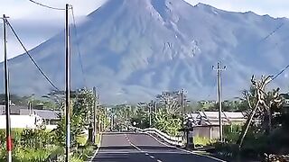 Jalan Alternatif Magelang - Solo dengan pemandangan Gunung Merapi Jalan Pakem - Kalasan, Argomulyo, Cangkringan, Sleman,
