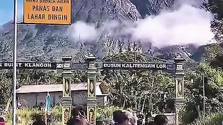 Gapura kembar pintu masuk ke kawasan wisata Bukit Klangon dan Dusun Kalitengah Lor dengan Pemandangan Gunung Merapi yang indah