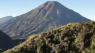 Satu lagi Gunung untuk pemula di Wonosobo yang cuma 1 jam mendaki, pemandangannya Gunung Sindoro Sumbing, Gunung Prau