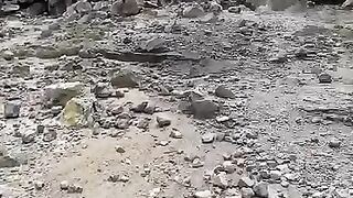 Seperti inilah Puncak Gunung Sumbing, disini ada area kawah aktif yang luas