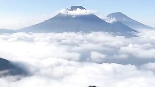 Salah satu gunung dengan view terkeren di Wonosobo, apalagi pas lagi diatas awan. Siapa lagi kalau bukan Gunung Bismo