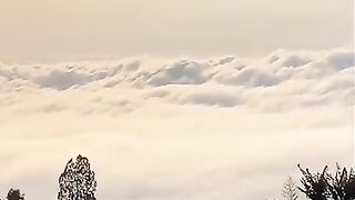 Jalan menanjak menuju puncak dengan pemandangan Lautan Awan yang menakjubkan #keindahanalam #lautanawan