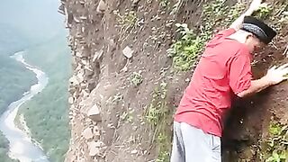 walking on the cliff ???? #cliff #hill #river #funny #video #transtv #gtv #trans Rajawali Televisi