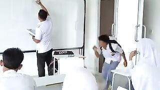 ini sih namanya duduk diatas penderitaan temen