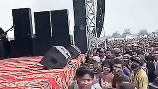 ada apa ini kok jadi rusuh pertunjukan nyanyinya