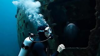 A diver accidentally recorded an incident at the deepest seabed.