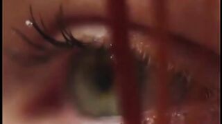 Mulheres de varias etnias na chuva com câmera macro no rosto