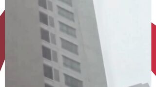 Petugas Pembersih Kaca Tersangkut di Gedung Tinggi Jl Pakuwon Indah Surabaya, Tim 112 Lakukan Evakuasi