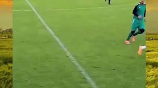 Pertandingan boleh panas, tapi rasa hormat tetap nomor satu. ????????  Inilah nilai sejati dari olahraga: fair play, solidaritas, dan hati yang besar