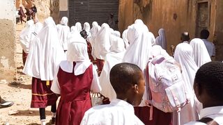 Excursion of grade 4 pupils to historic site.