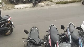 Parkiran di pinggir jalan PJC 2