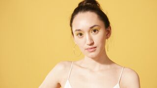 The Pioneer Woman - a woman posing in the camera | Trending HD Video
