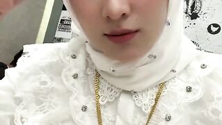 Elegance in White: A Stunning Hijab Fashion Moment