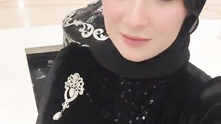 Royal Elegance: A Stunning Hijab Queen