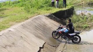 pani_par_bike_jump_????????