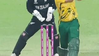 Darell Mitchell unbelievable catch Aiden Markram out