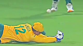 Quinton de kock drop a easy catch and also drop the world cup 2