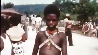 Masyarakat Papua saat perayaan Hari Ratu pada tahun 1958an.
