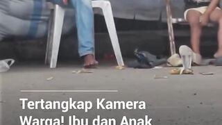 Sebuah video viral memperlihatkan seorang ibu bersama anaknya yang masih kecil diduga menghirup lem di pinggir jalan di Mamuju, Sulawesi Barat. ????