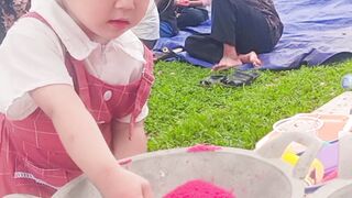 I’m playing with magic sand. I really like playing with this sand so much that I don’t want to go home.” ????