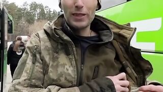 ????Звільнений з полону прикордонник показав куртку, яку зберігав 25 місяців полону