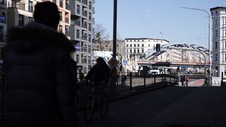 Funnyfuzzy - city life with cyclists and pedestrians | Trending HD Video