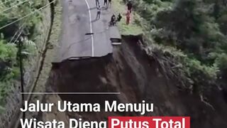 Detik-detik jalan tiba-tiba ambles dan berubah jadi jurang! ????