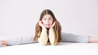 Funnyfuzzy - girl doing a split | Trending HD Video