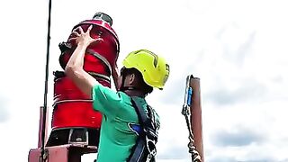 Pemasangan Lampu Menara tinggi Resiko Tinggi | Pekerjaan Gaji Besar Resiko Besar
