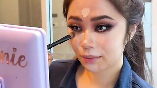 Teaching how to do makeup for herself .. my beautiful girls she will be to the ride of beauty pagean