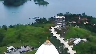 Mesjid megah menyerupai bunga teratai