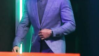Emraan Hashmi with his unmatched charm, makes dashing entry at an event